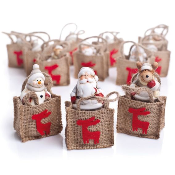 Weihnachtsfiguren in Jutesäckchen