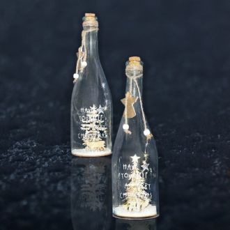LED-Glasflasche mit Weihnachtsdeko