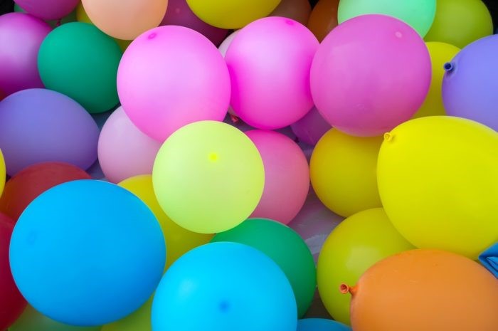 Farbenfrohe Werbung mit Luftballons