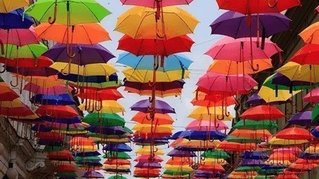 Bedruckte Regenschirme: Werbung kennt kein schlechtes Wetter 