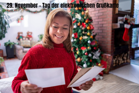 frau oeffnet weihnachtskarte 3