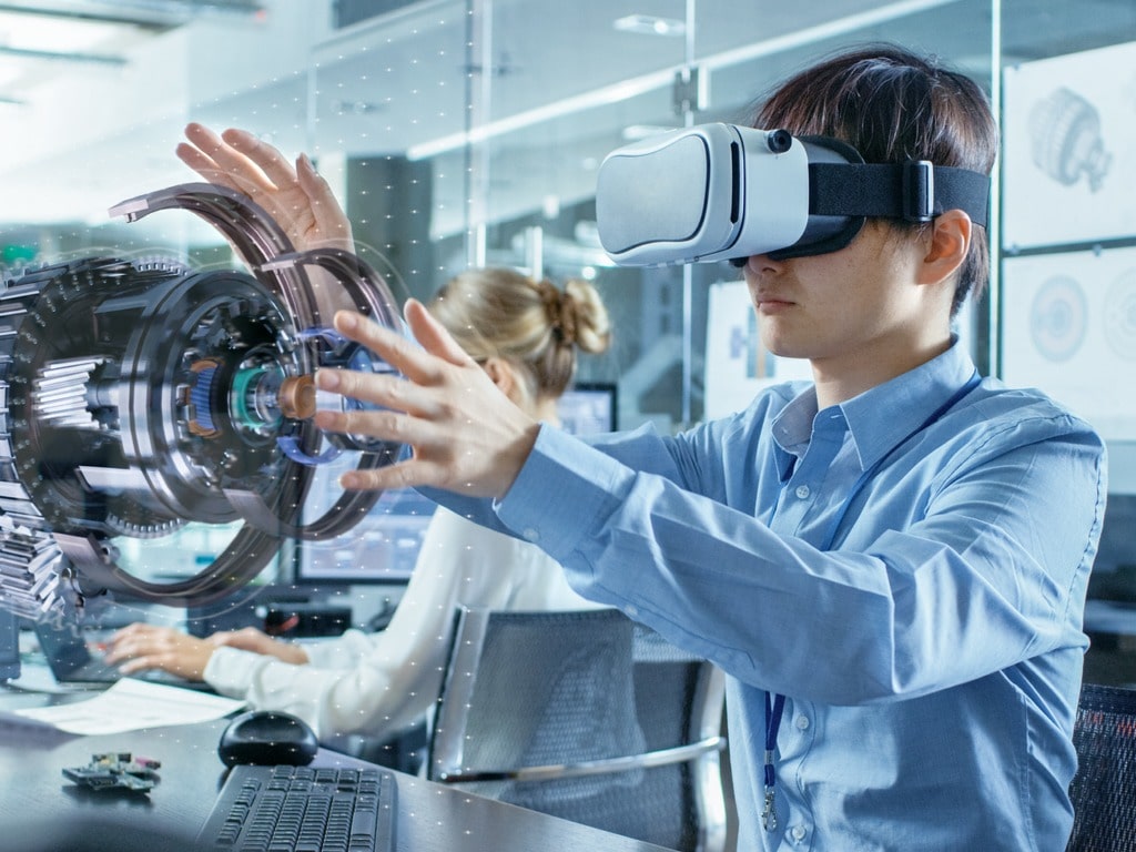 Ingenieur mit VR Brille 