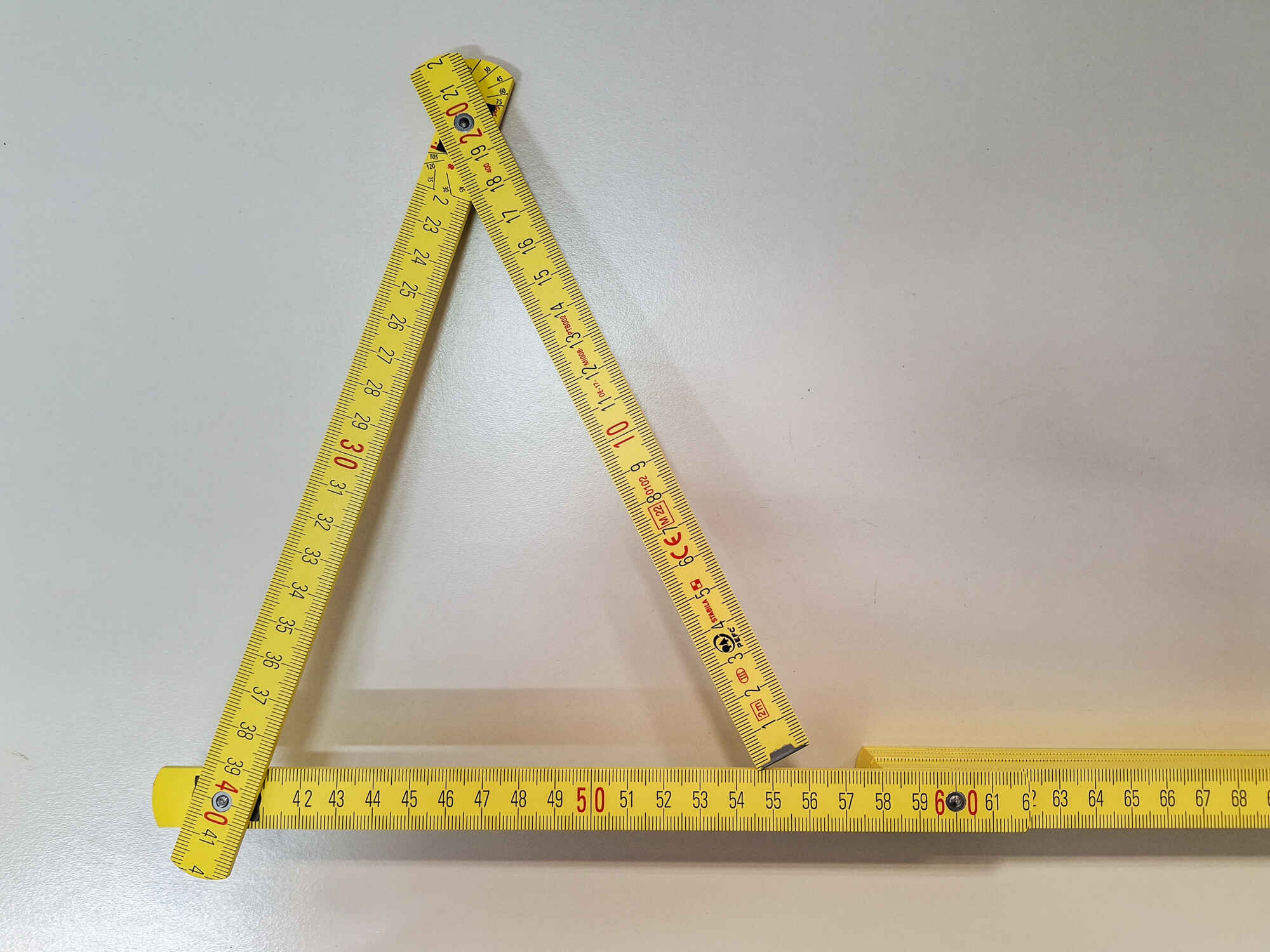 Der Zollstock als praktischer Winkelmesser.